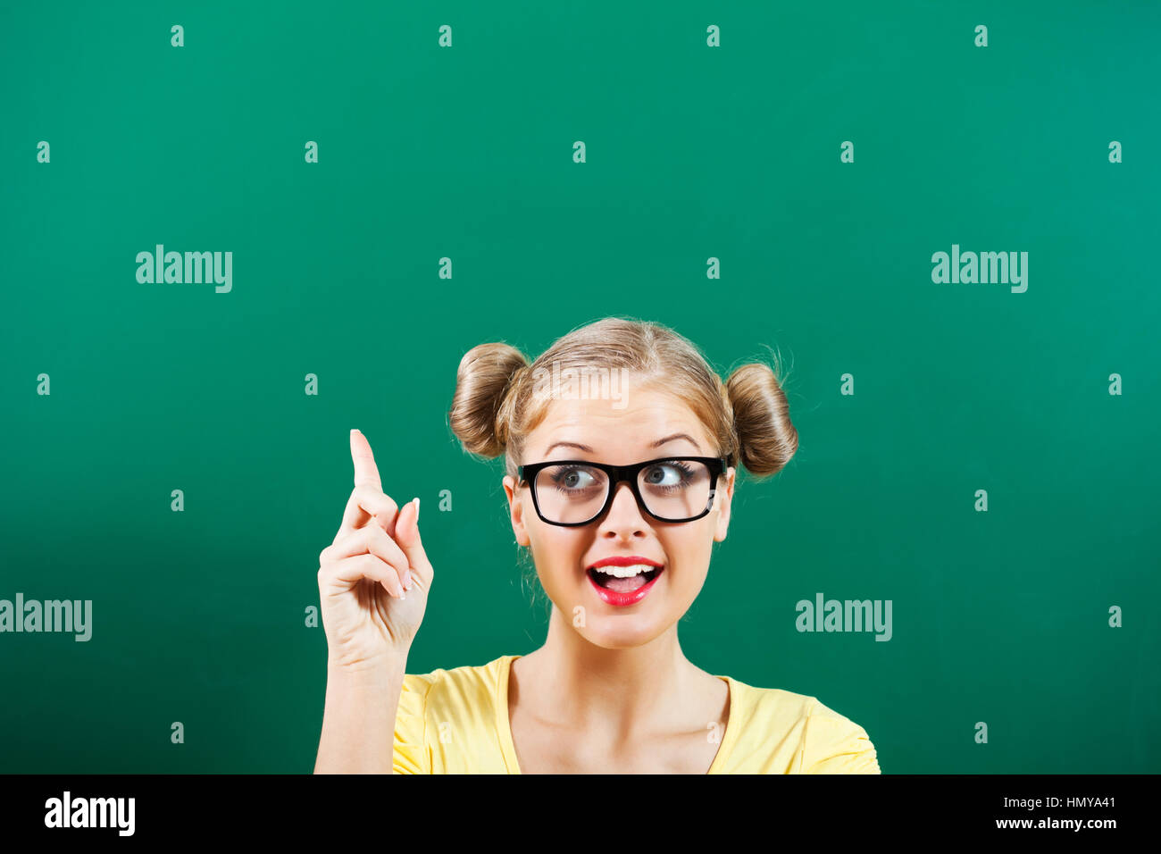 Suggestion. Лампочка мысль. Get an idea. I've got an idea. Две умные девочки.