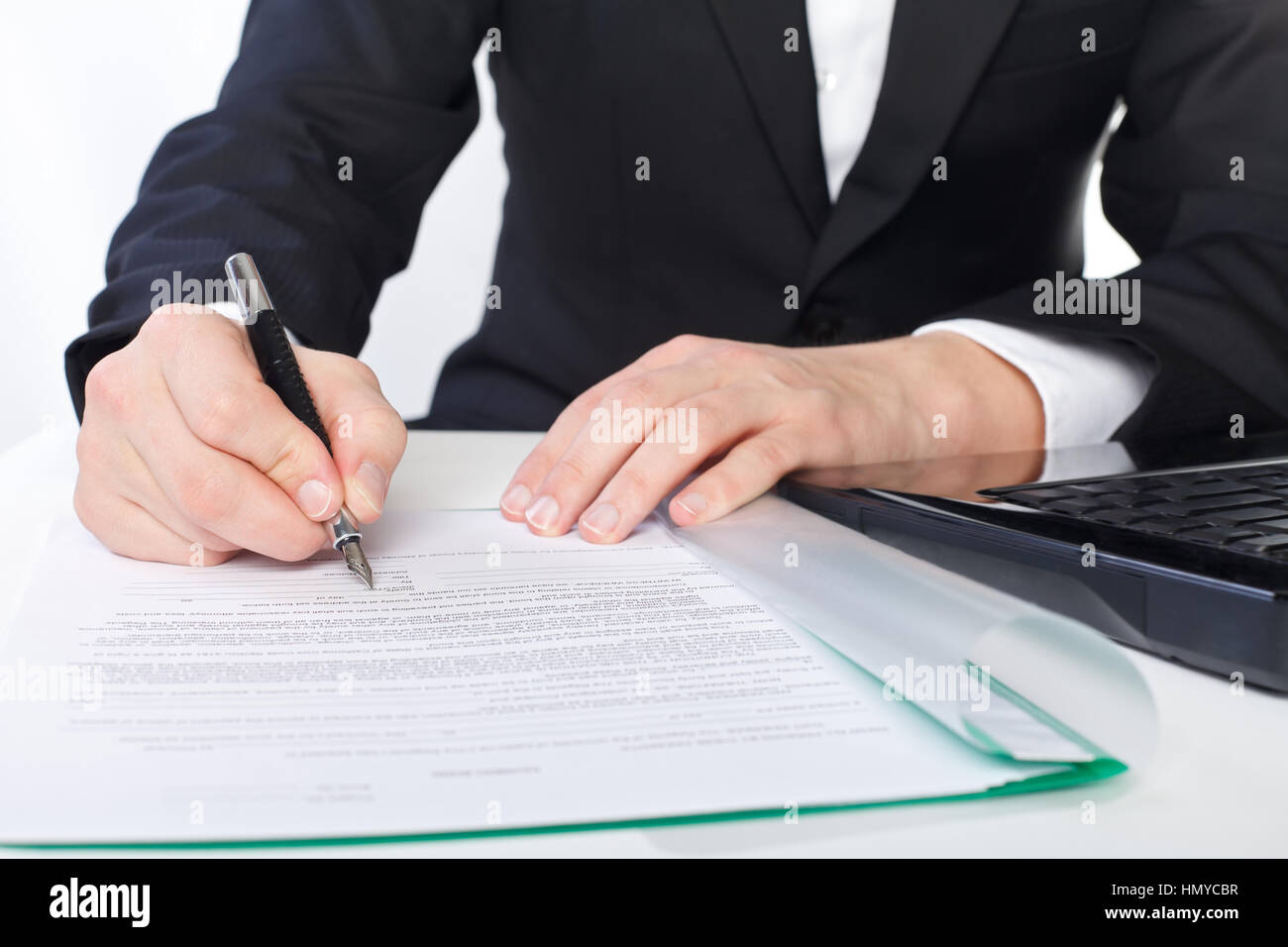 Signing page. Подписание бумаг. Человек заполняет документы. Человек заполняет бумаги. Бумага, которую подписывают в суде.
