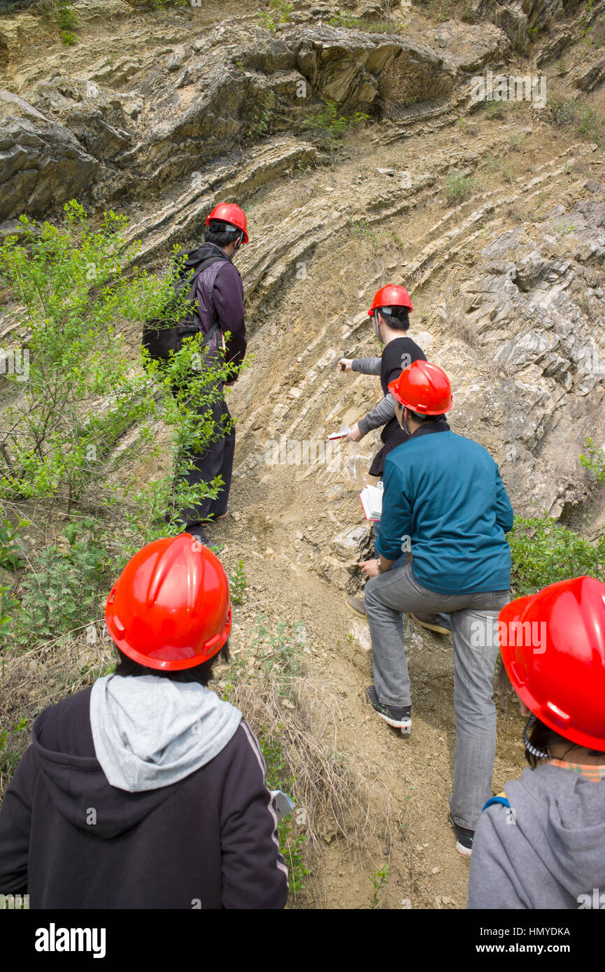 Students Examining Rocks Practical geology hi-res stock photography and images - Alamy