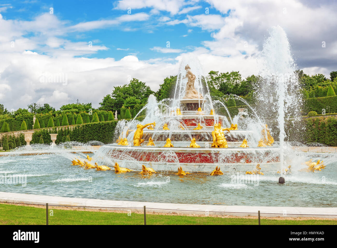 Latona Fountain Pool, opposite the main building of the Palace of