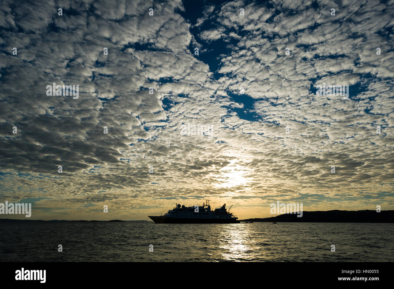 The silhouette of a cruise ship on the horizon at sunset Stock Photo ...