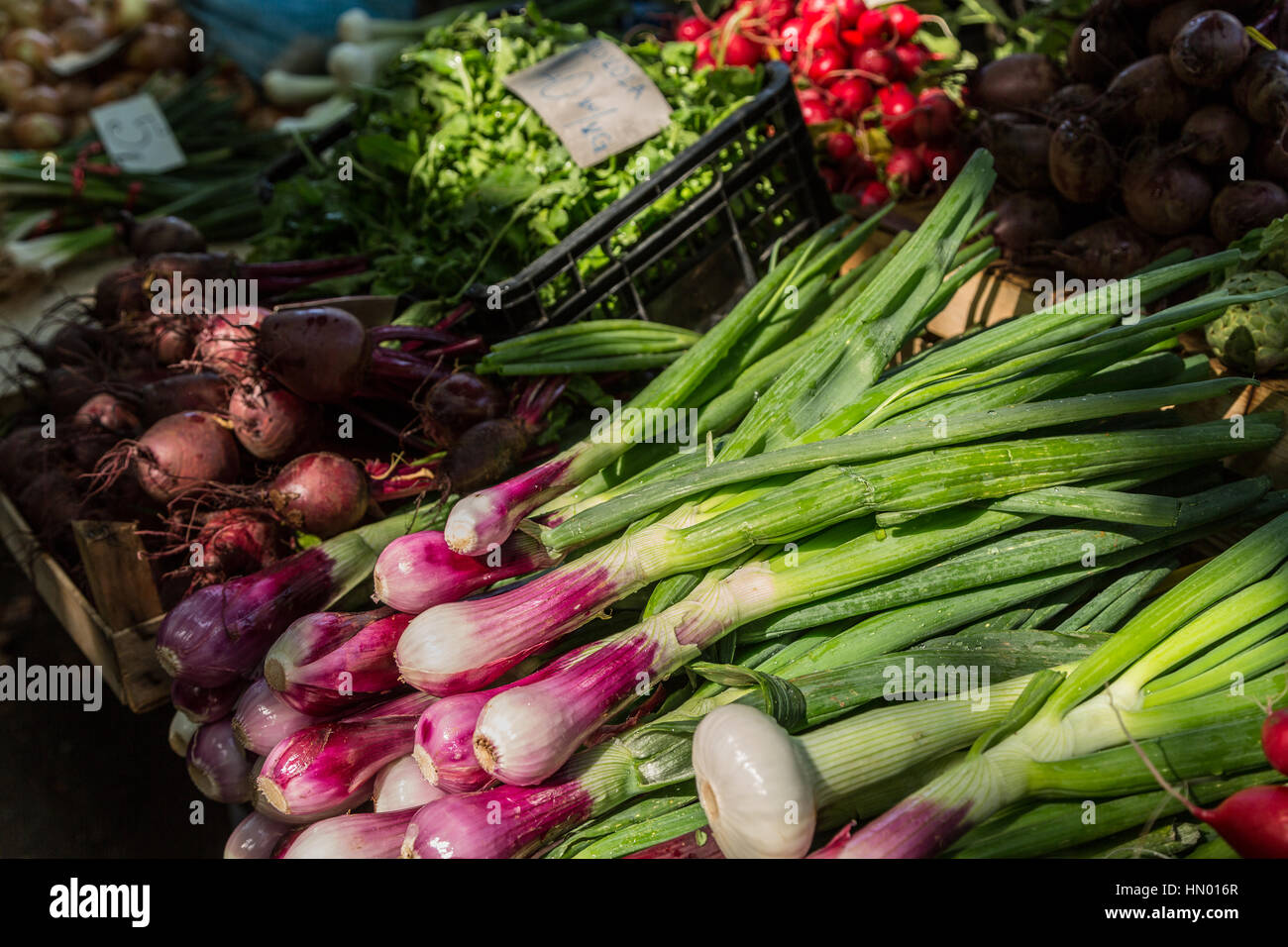 Red onions at market stall Stock Photo