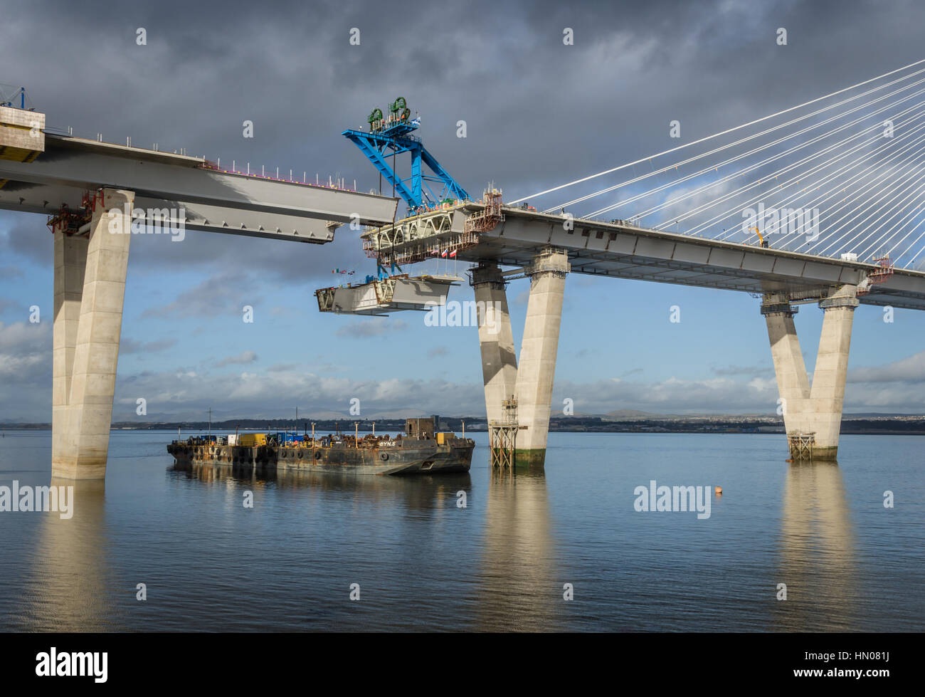 Raising the last section of the new Queensferry Crossing over the River Forth, February 2017 Stock Photo