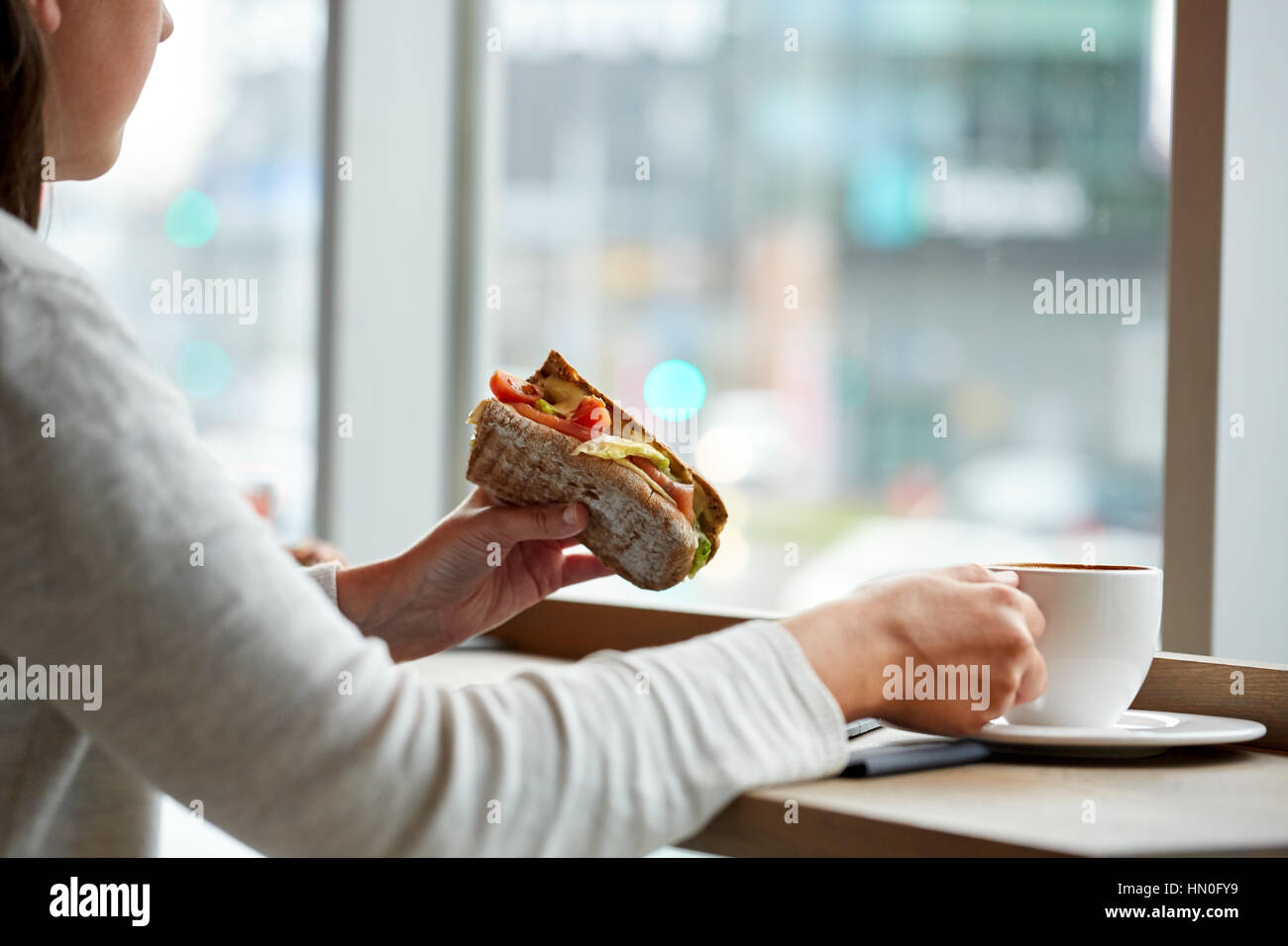 вопросы с would like. кушает бутерброд. парень ест сэндвич и пьет чай. упражнение food a an some. чай с бутербродом.