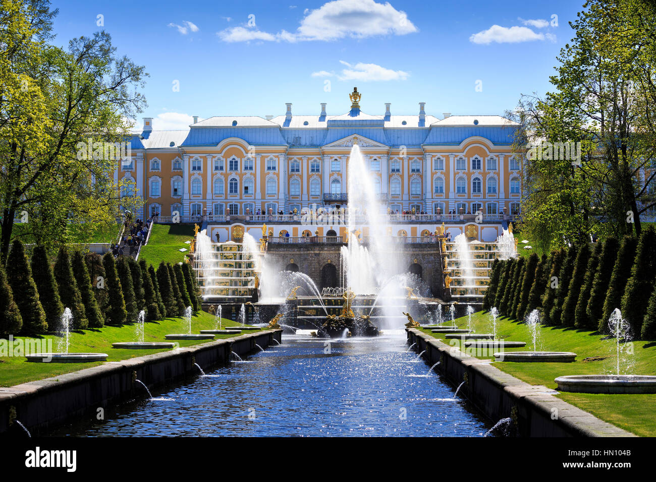 Samson canal and fountains with the grand palace, Peterhof, St Petersburg, Russia Stock Photo