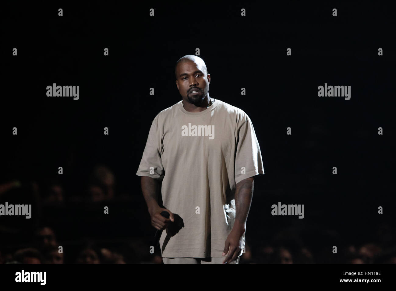 KANYE WEST 直筆サイン入り写真 KANYE WEST 直筆サイン入り写真 - メルカリ