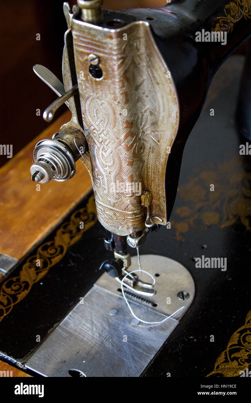 Old singer sewing machine hi-res stock photography and images - Alamy