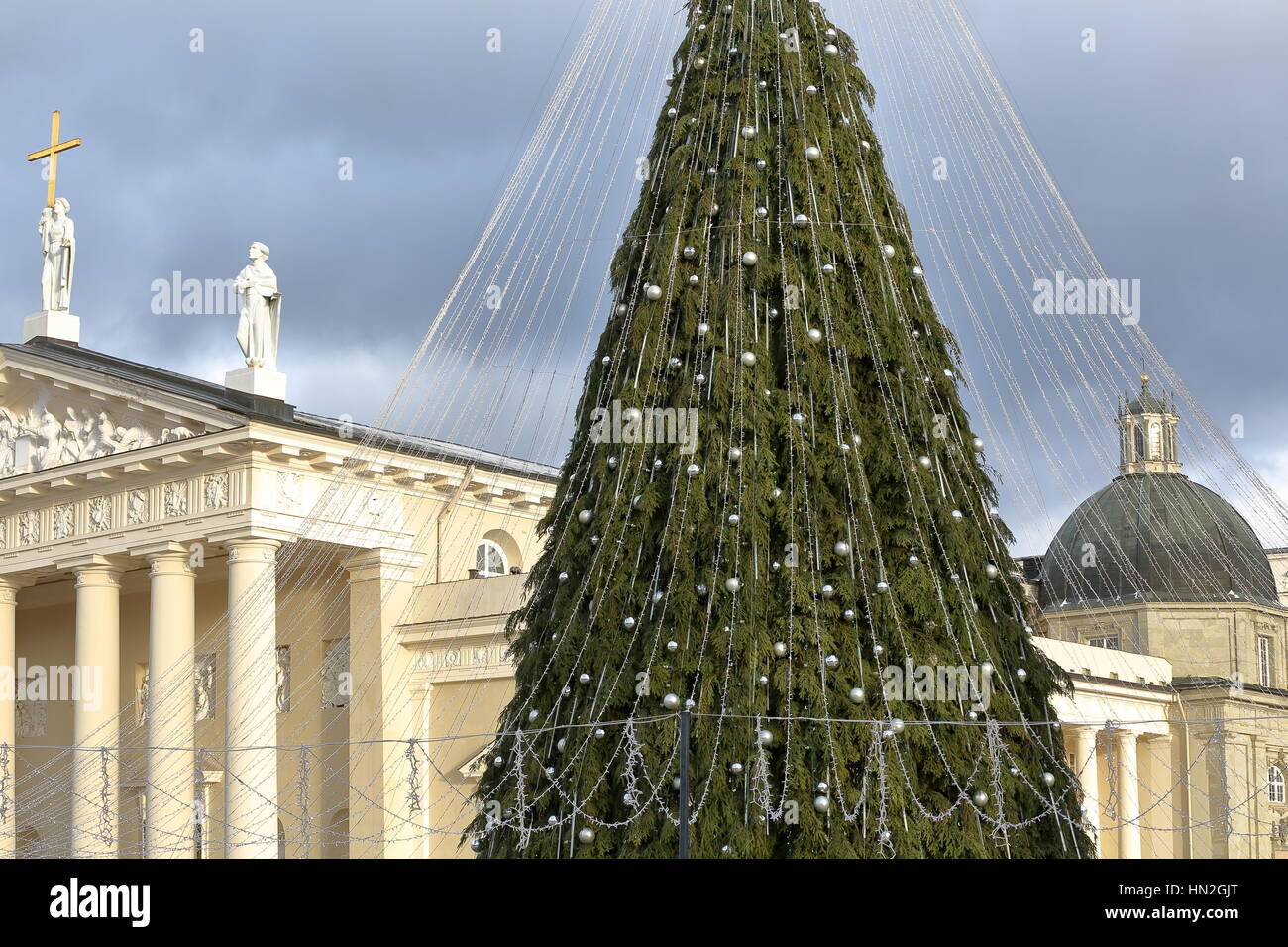 VILNIUS, LITHUANIA: The Cathedral and the Palace of the Grand Dukes of Lithuania on Cathedral Square with a Christmas tree in the foreground Stock Photo