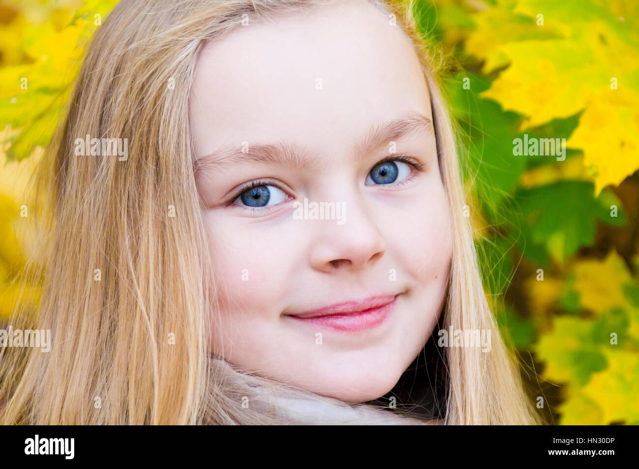Photo of beautiful smiling girl in autumn Stock Photo - Alamy
