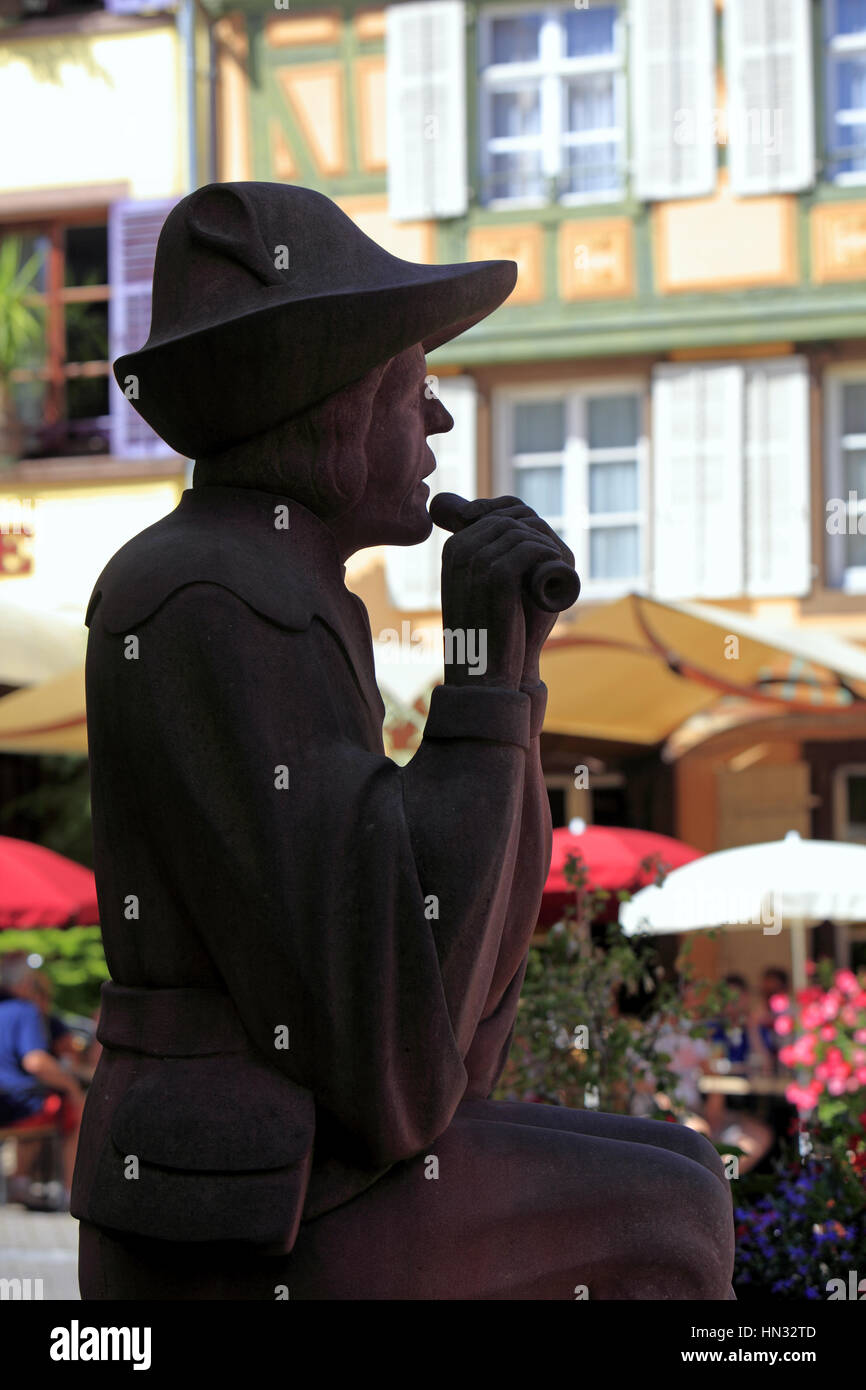 Sculpture en bois d'un musicien, Grand Rue. En face des restaurants  Chez Martine et la Brasserie de la Poste. Ribeauvillé.  F 68 Stock Photo