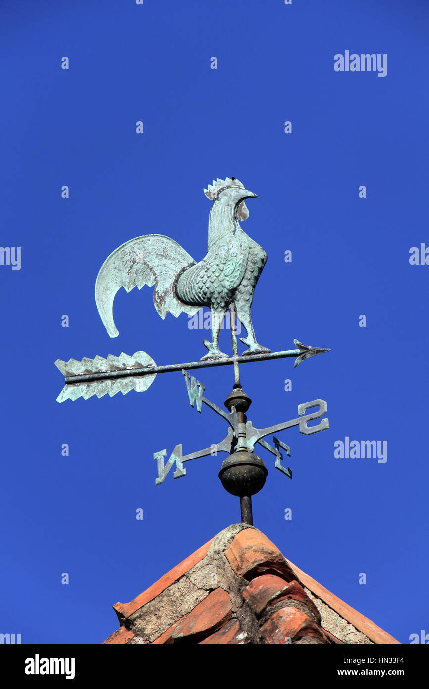 Girouette représentant un coq sur un toit. Ribeauvillé.  F 68 Stock Photo
