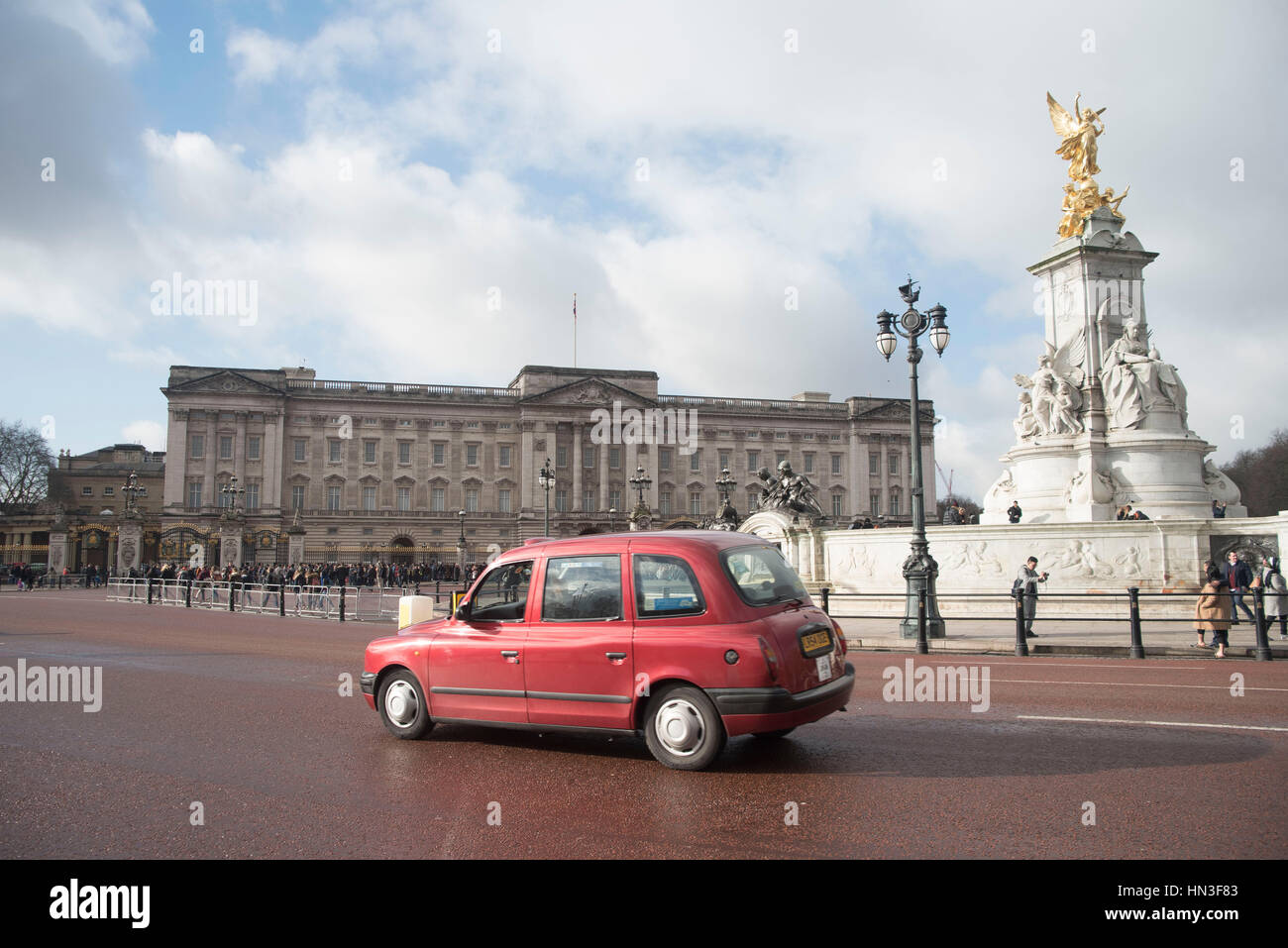 London, UK. 07th Feb, 2017. General view of Buckingham Palace, the London residence and administrative headquarters of the reigning monarch of the United Kingdom. Several gardeners prepare the flowers outside The Palace, ready fhe bloom in spring. Credit: Alberto Pezzali/Pacific Press/Alamy Live News Stock Photo