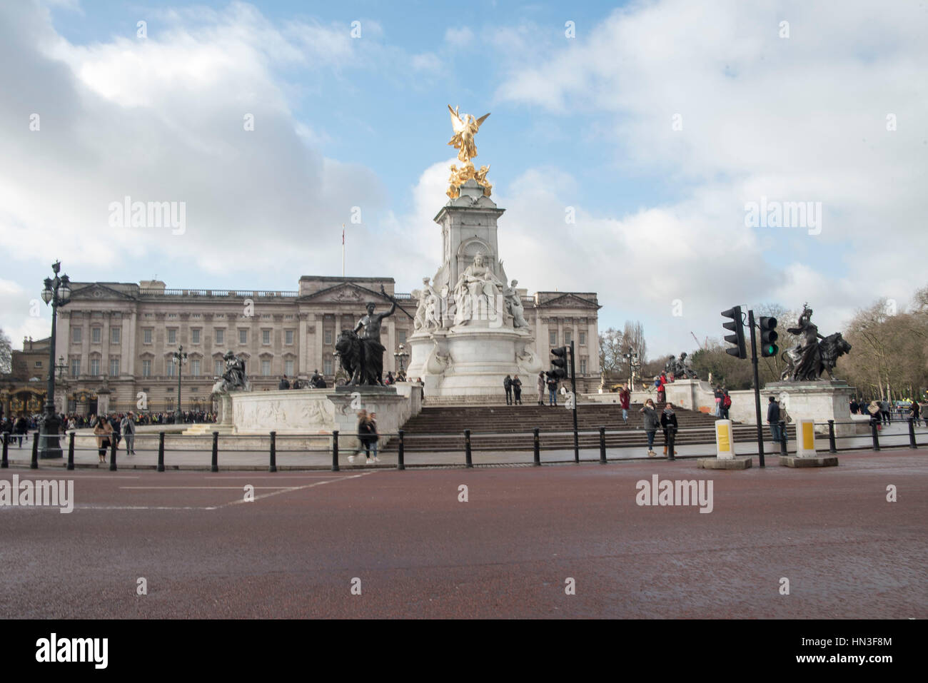 London, UK. 07th Feb, 2017. General view of Buckingham Palace, the London residence and administrative headquarters of the reigning monarch of the United Kingdom. Several gardeners prepare the flowers outside The Palace, ready fhe bloom in spring. Credit: Alberto Pezzali/Pacific Press/Alamy Live News Stock Photo