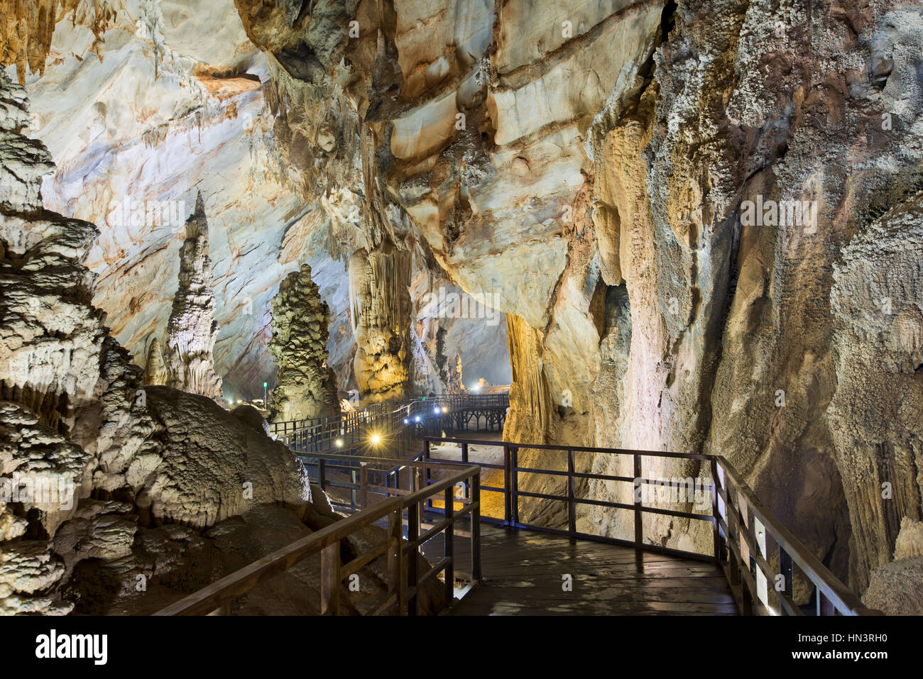 Boardwalk through illuminated dripstone cave, stalactites and stalagmites, Thiên Đường Cave Stock Photo