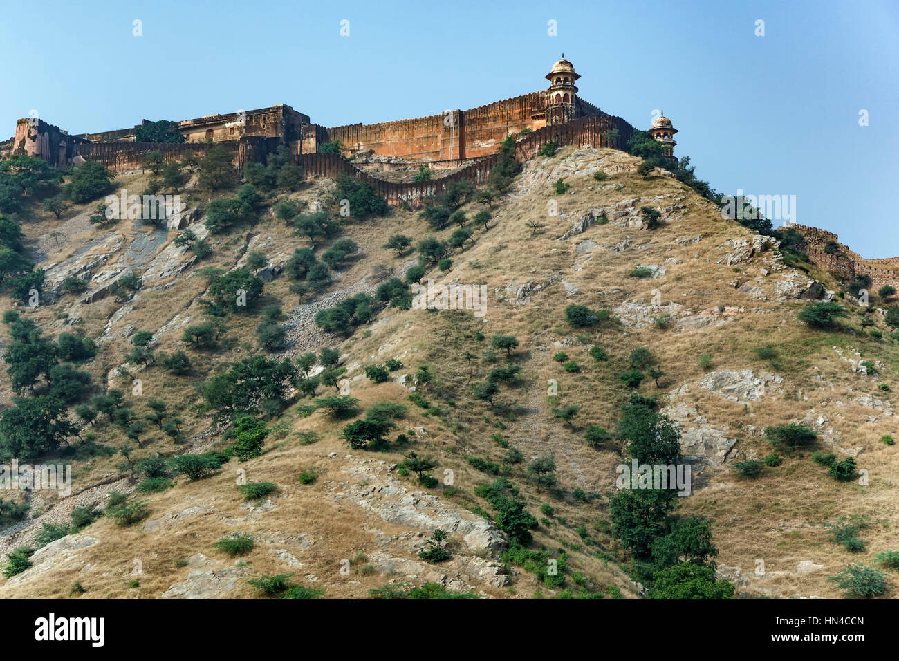 Defensive walls surrounding Amber (or Amer) Fort, Jaipur, Rajasthan, India Stock Photo