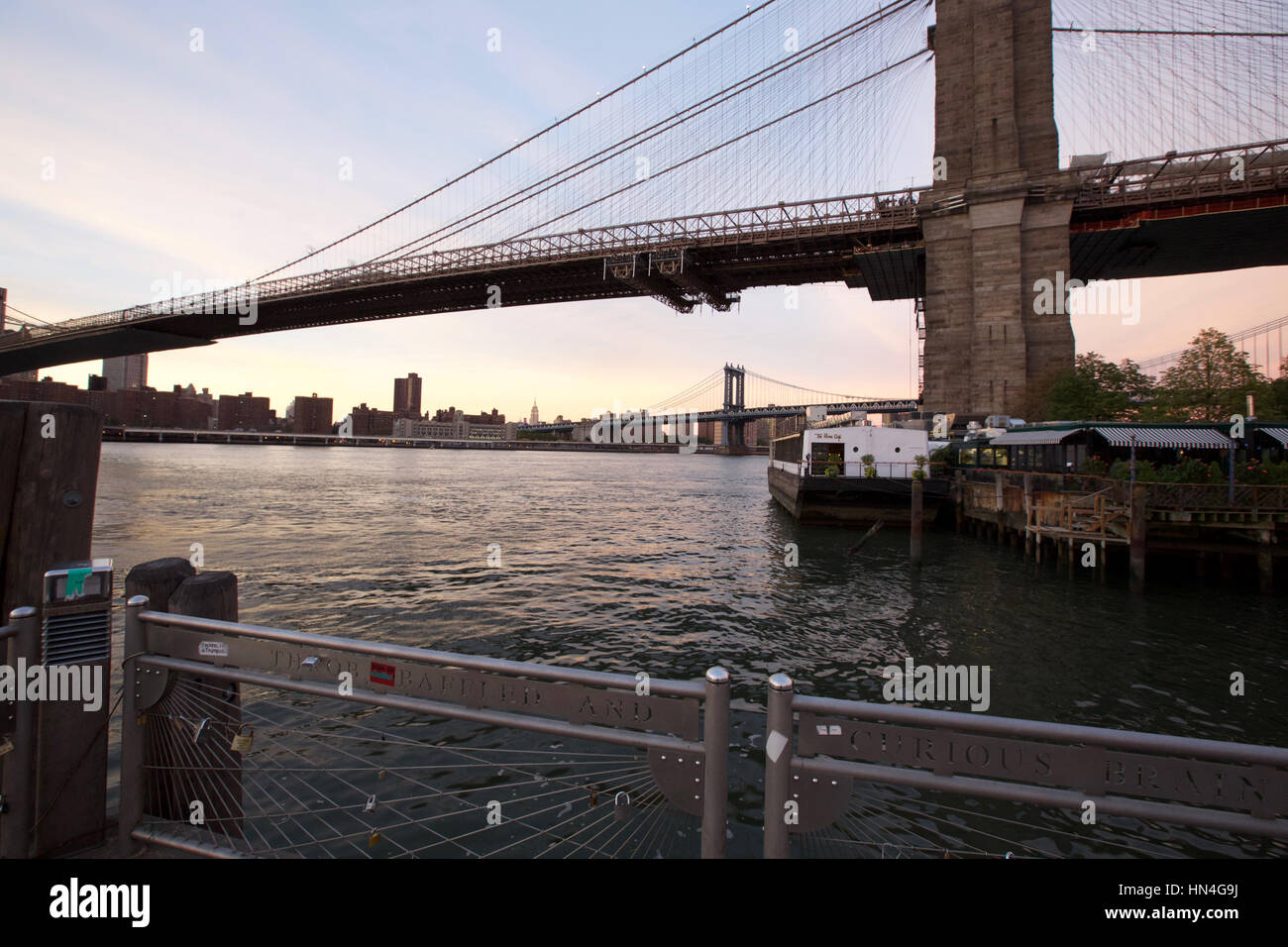 Manhattan Bridge crossing the East River in New York Stock Photo - Alamy