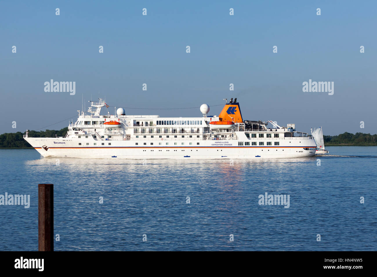 Expedition cruise ship MS Bremen (Hapag-Lloyd Cruises) lies offshore an  island covered by palm trees and surrounded by white sand beaches and coral  re Stock Photo - Alamy