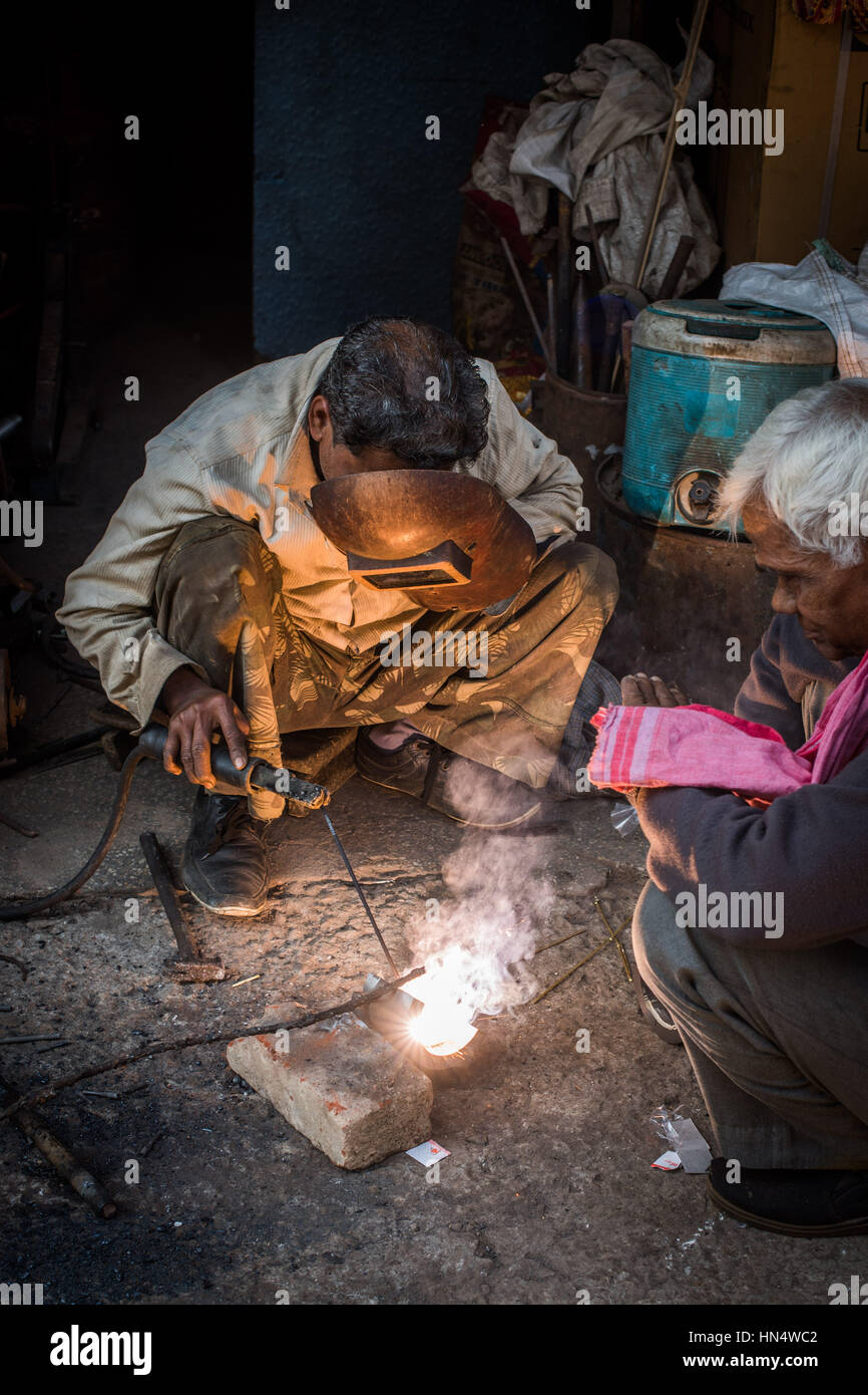 Indian man welding, Agra Bazaar Stock Photo