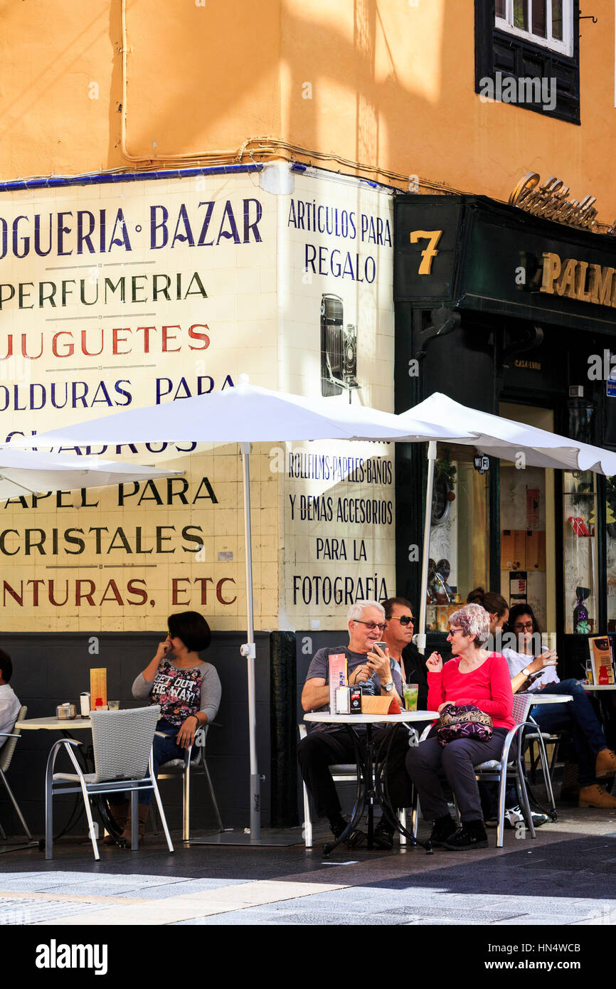 outdoor tables at cafe, Calle del castillo, Santa Cruz de Tenerife, Tenerife Stock Photo