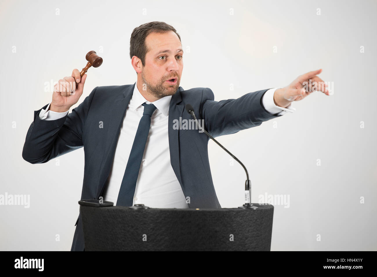 Power, Confidence, and Control The Role of the Auctioneer