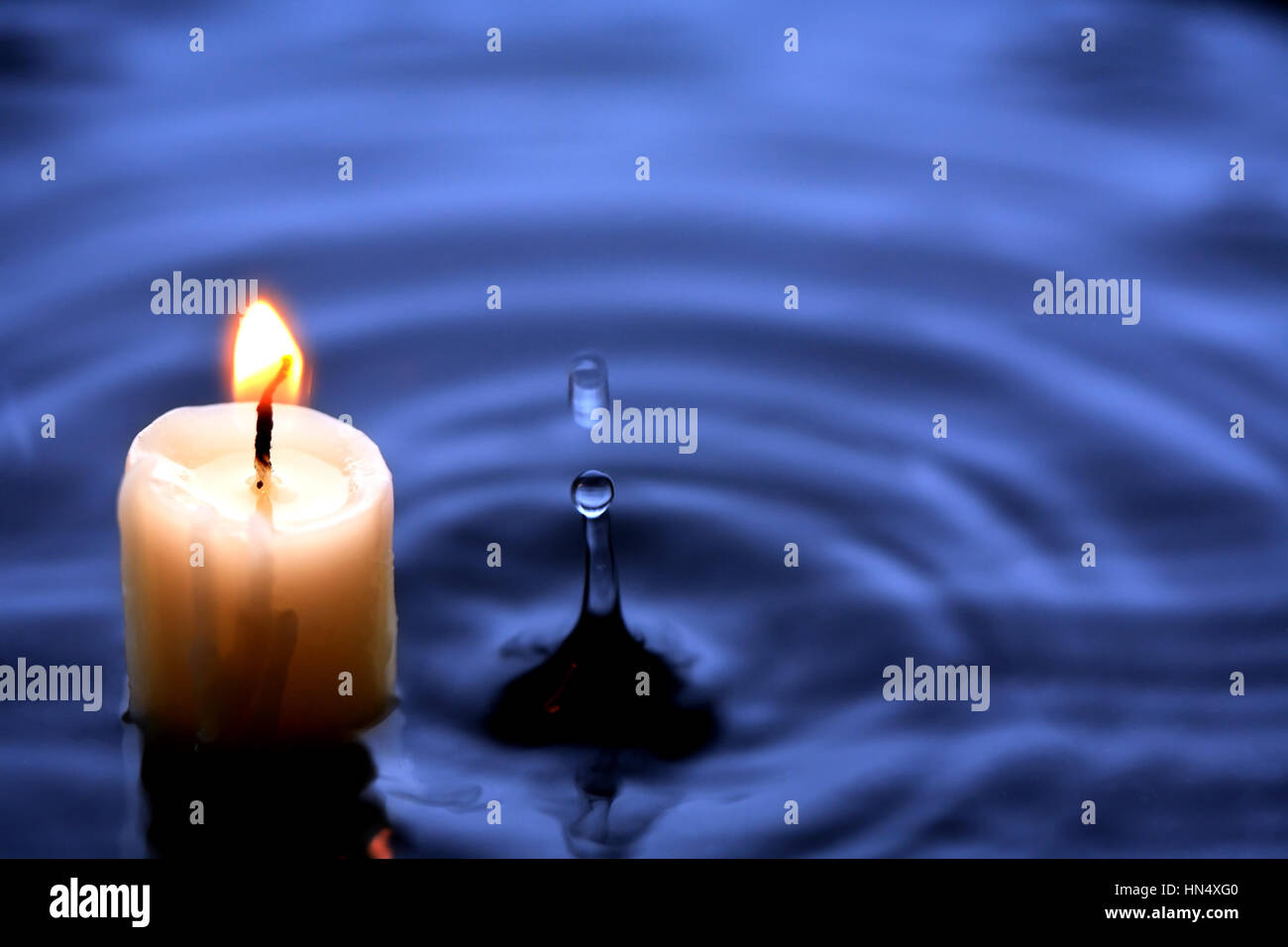 Опыт со свечой. Эксперимент свеча горит в воде. Китайские фонарики на воде. Свеча восковая "цветок". Опыт с водой и свечкой.