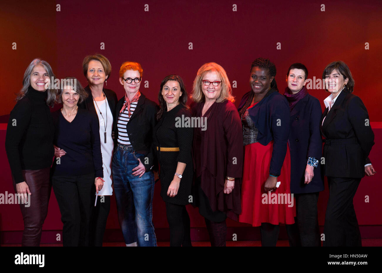 Tnrphoto social female hi-res stock photography and images - Alamy