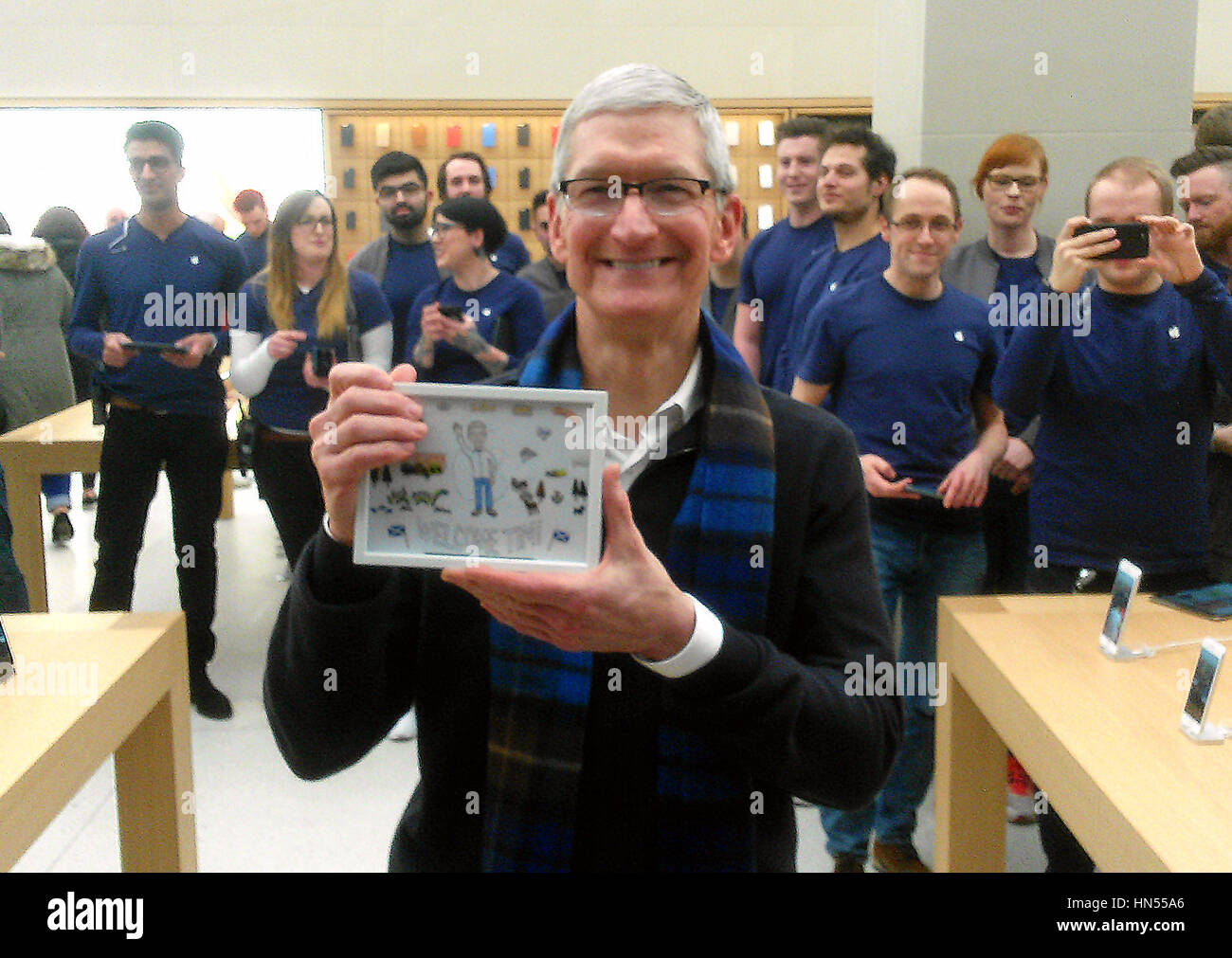 Tim cook apple store hi-res stock photography and images - Alamy