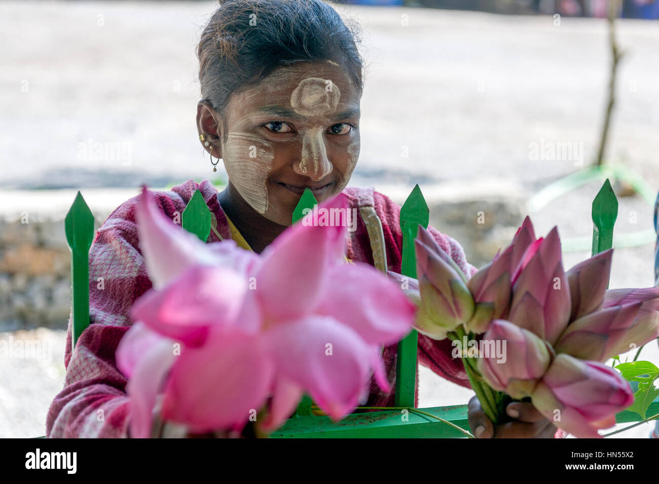 Myanmar (ex Birmanie). Kayin State (Karen State). Hpa An. Young sellers of lotus flowers at Kaw Gon Cave Stock Photo