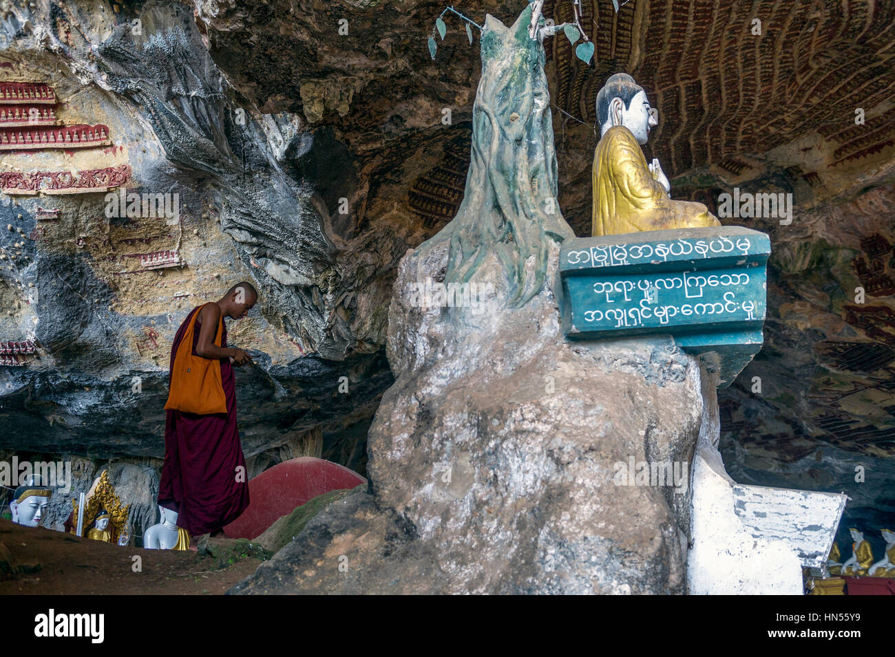 Myanmar (formerly Burma). Kayin State (Karen State). Hpa An. Monks visit Kaw Gon (Kaw Goon) cave, dated 7th century Stock Photo