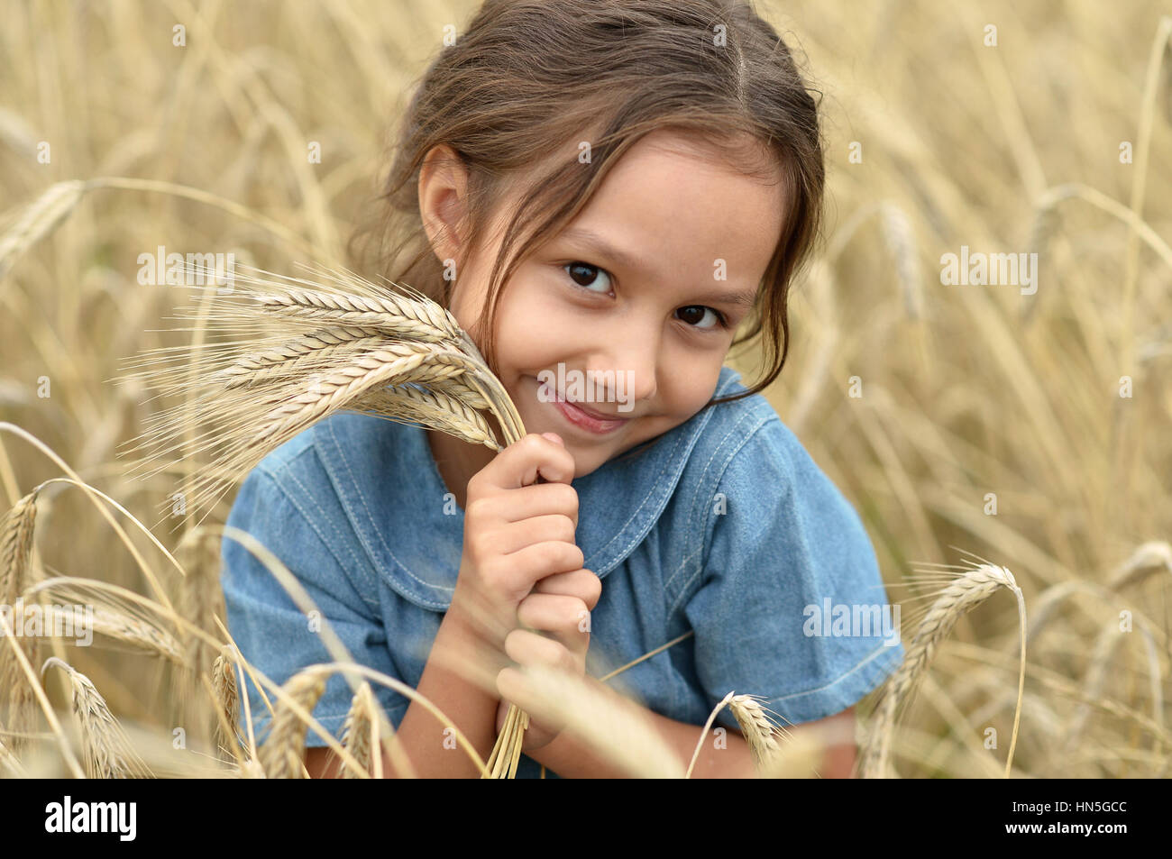 Little girl in wheat field Stock Photo - Alamy