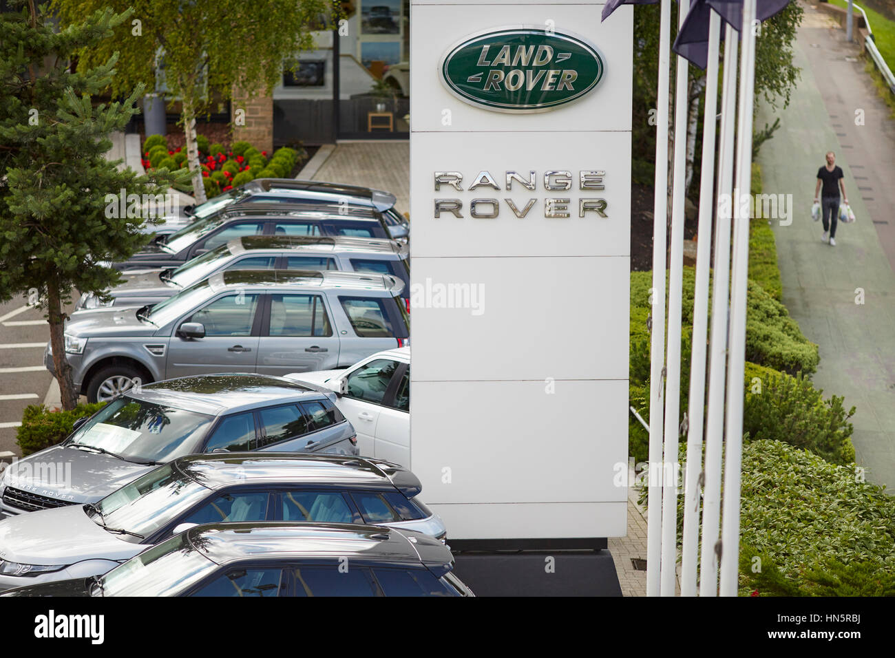 luxury suv car brand manufacturers Land Rover four wheel drive showroom