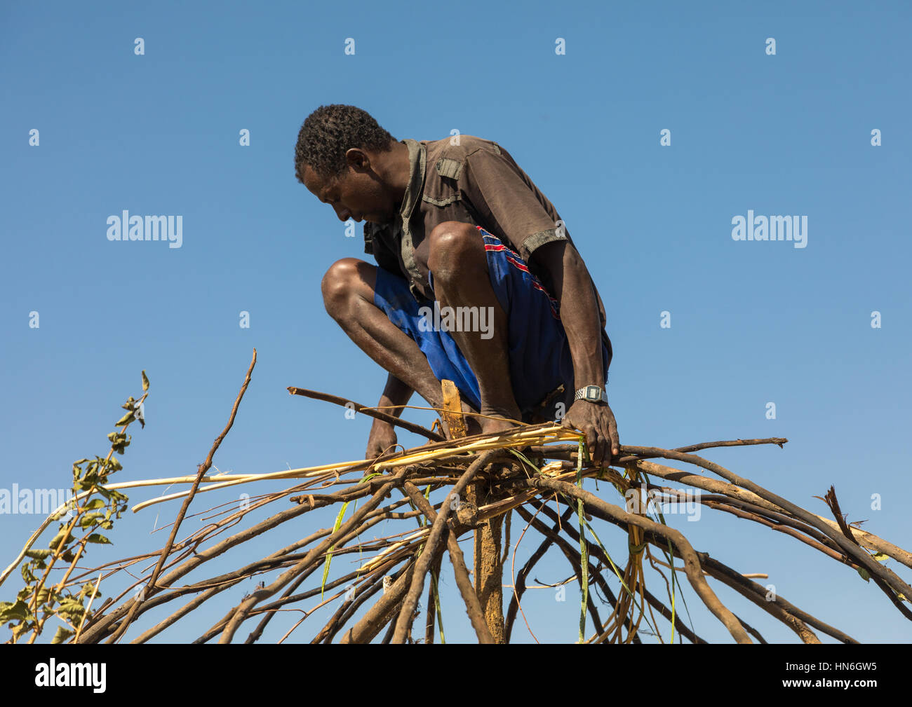 Man from Artuma tribe builds a traditional ethiopian house, Amhara region, Kemise, Ethiopia Stock Photo