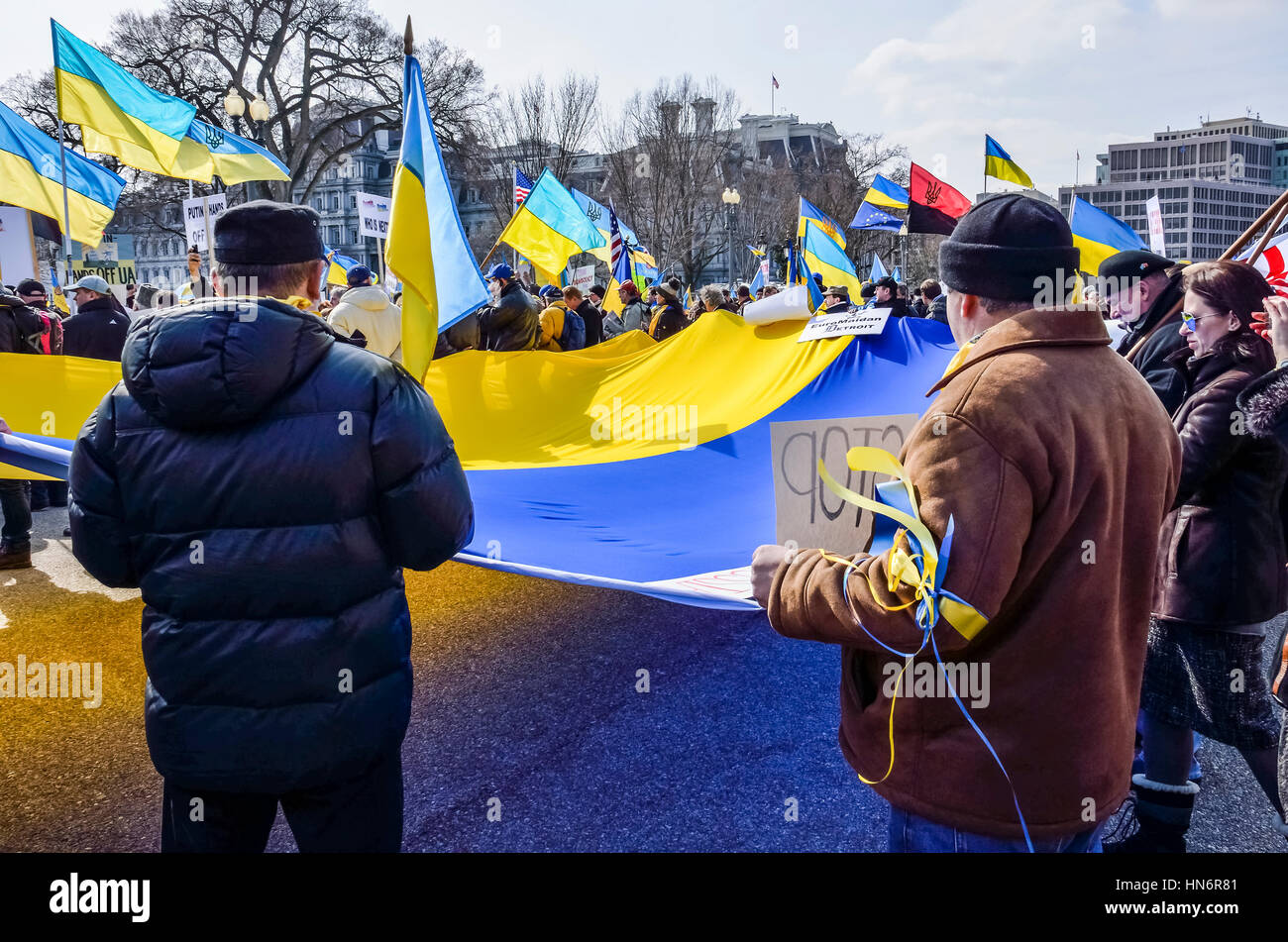 Giant ukrainian flag hi-res stock photography and images - Alamy