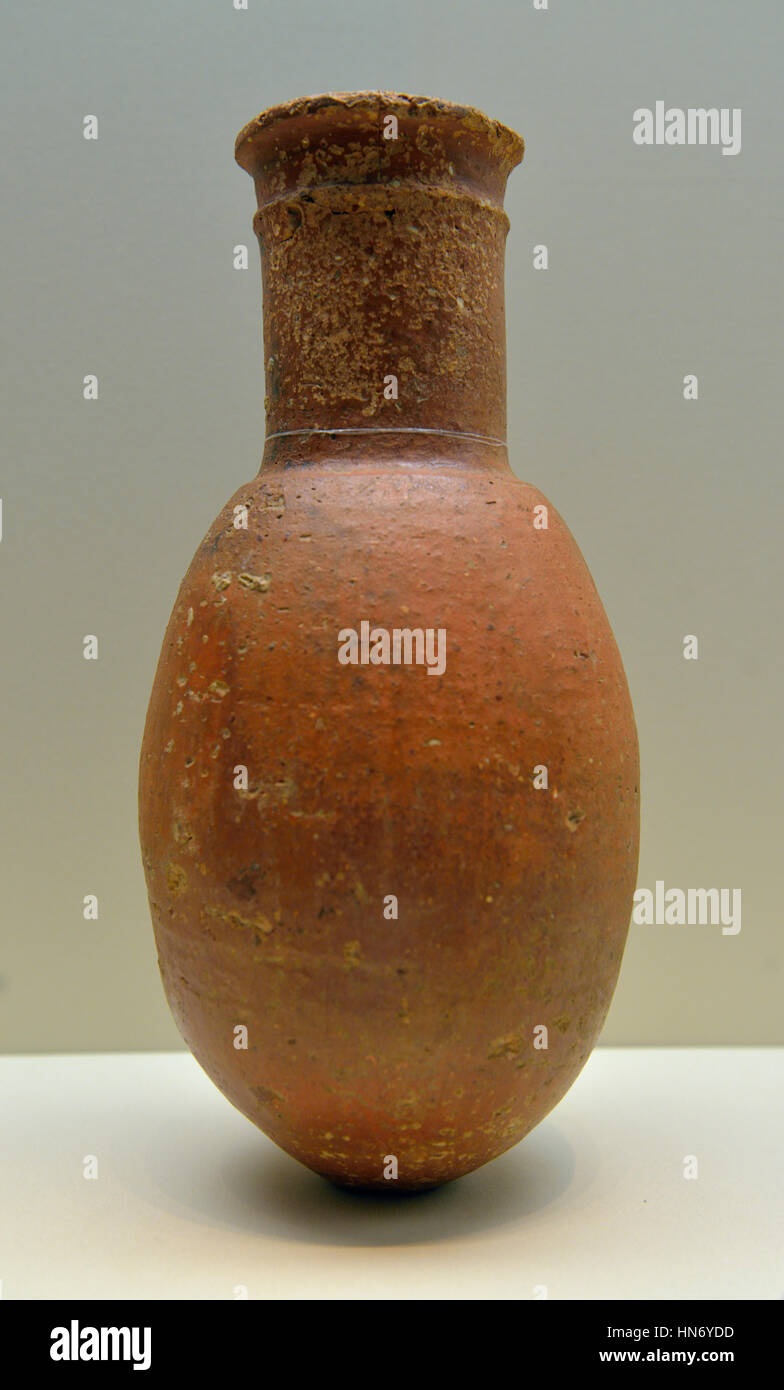 Red slip jar. Tayma, Around 7th century BCE. National Museum, Riyadh. Saudi Arabia. Stock Photo