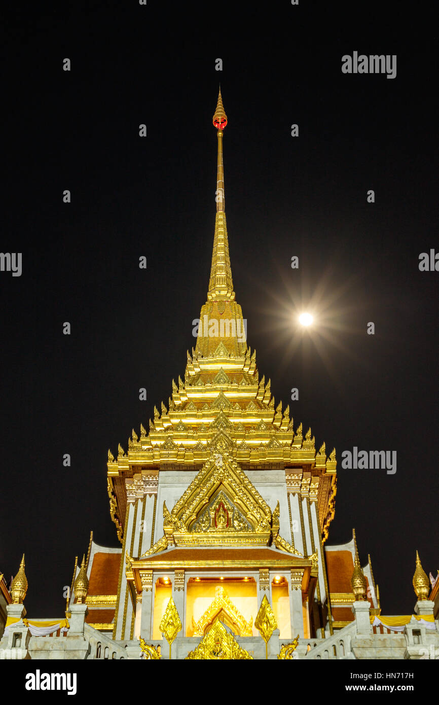Tower of Buddhist temple Wat Traimit (Temple of the Golden Buddha) with ...