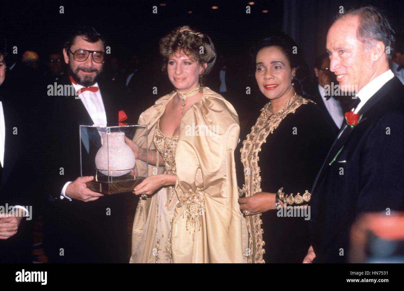 Barbra Streisand recieves the UJA Woman of the Year Award in 1983. The award was presented by Walter Yentikoff, Coretta Scott King and Pierre Trudea at the Sheraton Hotel in New York City. Novemer 1983. Stock Photo