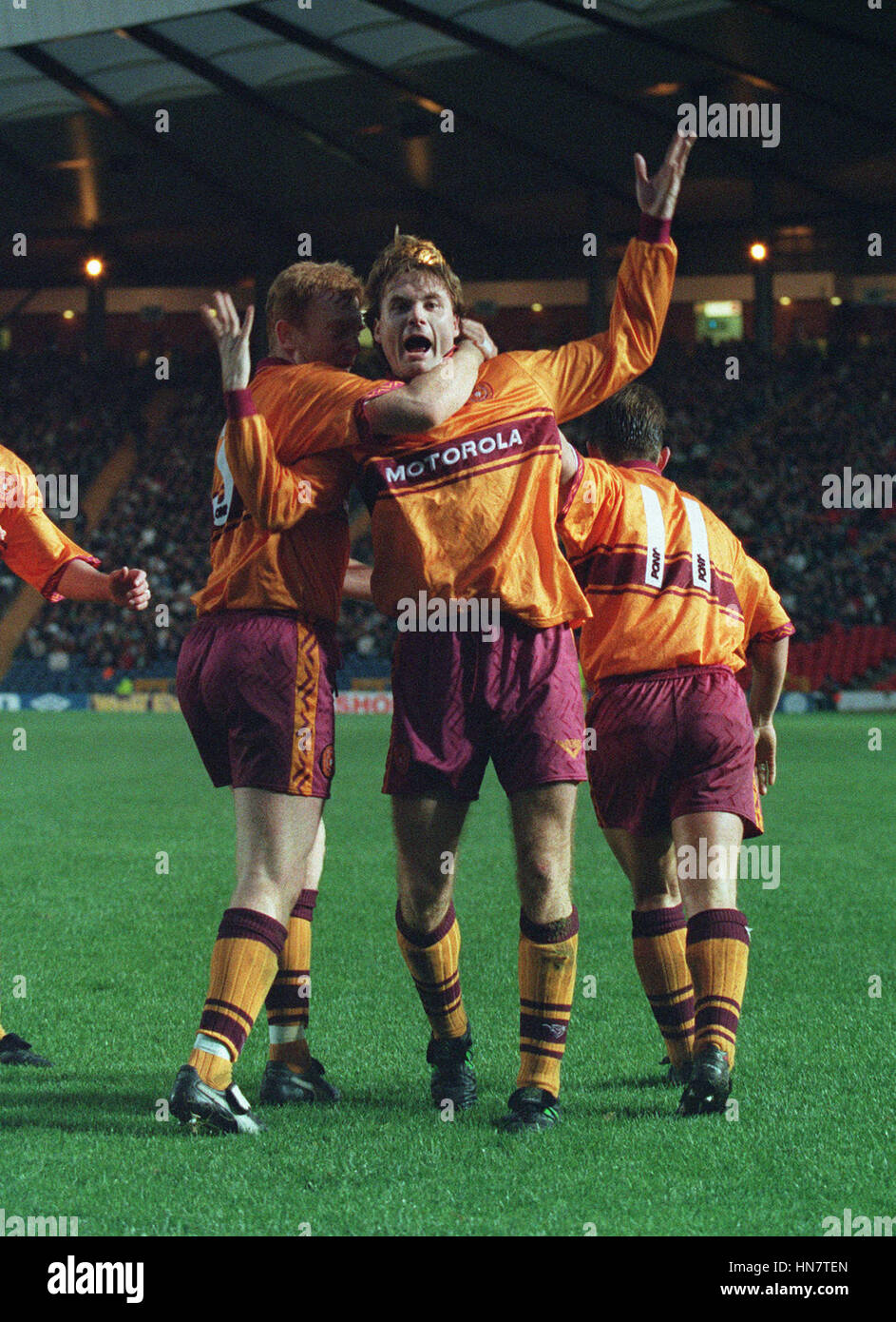 COYNE LIFTS MOTHERWELL SINGLE HANDED WITH A 2 GOAL STRIKE 03 December 1994 Stock Photo