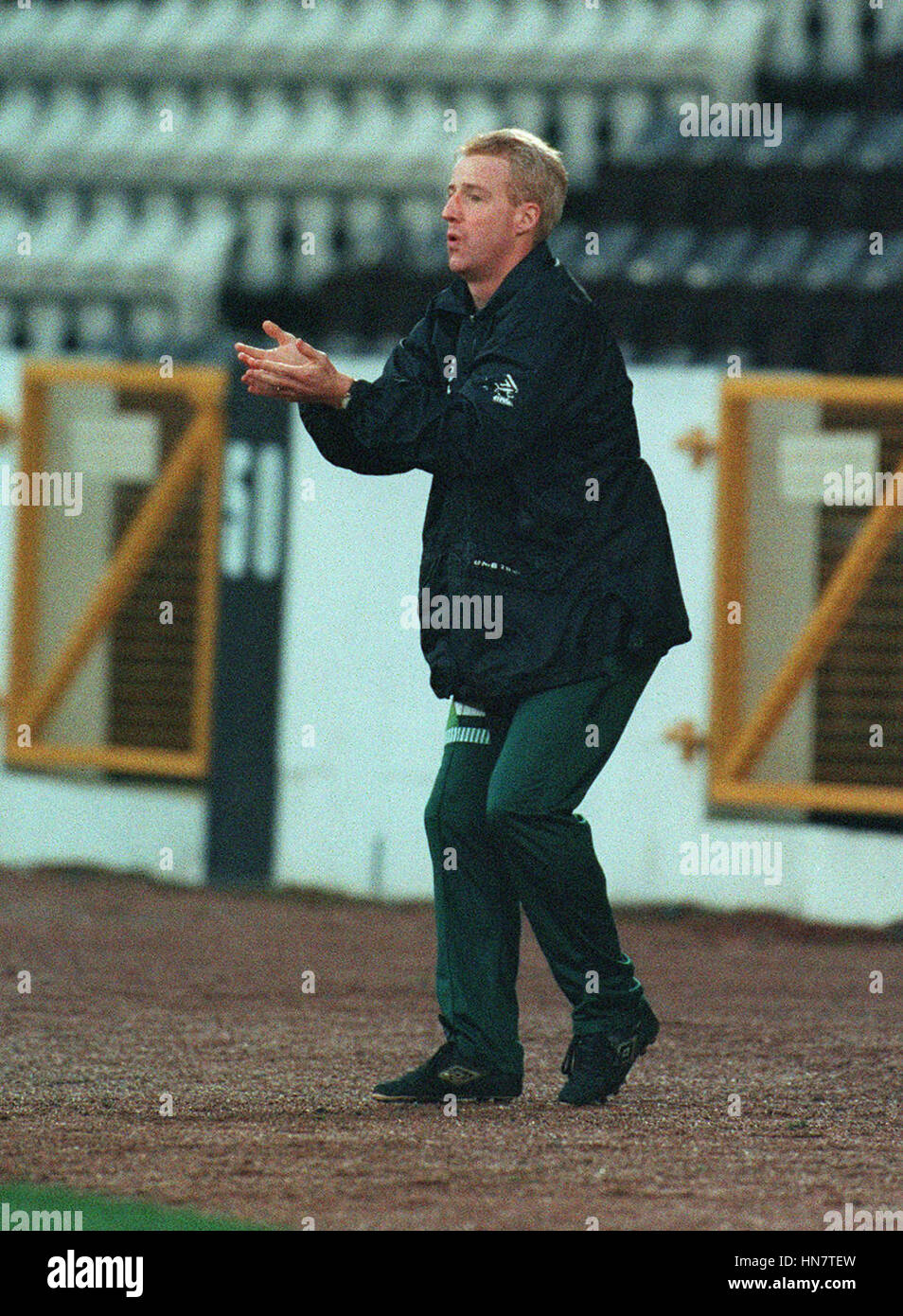 BURNS HANDS MOTHERWELL A TWO GOAL LEAD. CELTIC V MOTHERWELL 03 December 1994 Stock Photo