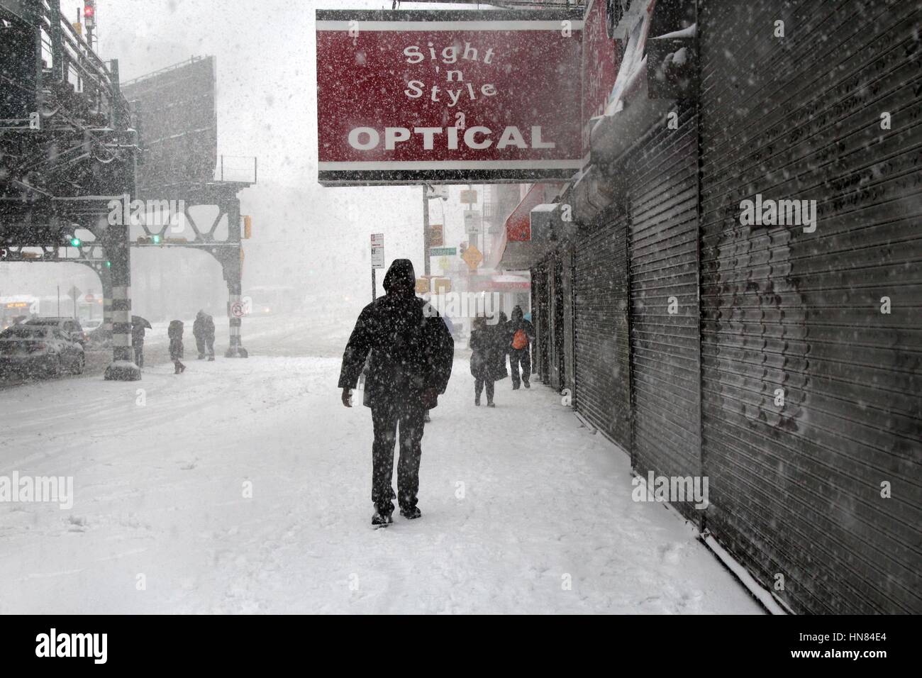 Nyc snow sidewalks hires stock photography and images Alamy