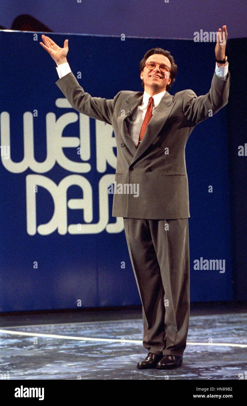 ARCHIVE - Wolfgang Lippert presents his first episode of the popular German TV show 'Wetten, dass.?' in Bremerhaven, Germany, 26 September 1992. Photo: Thomas Wattenberg/dpa Stock Photo