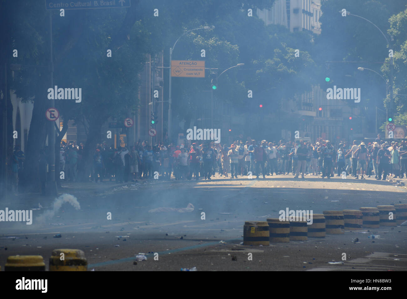 Rio de Janeiro, Brazil. 9th Feb, 2017. Police officers used many tear gas bombs, rubber bullets and bombs with moral effect. Streets of downtown Rio de Janeiro, Brazil, experienced moments of chaos this Thursday, February 9, 2017. Thousands of protesters protested against government austerity measures aimed at controlling the economic crisis affecting the state of Rio de Janeiro. January. Credit: Luiz Souza/Alamy Live News Stock Photo