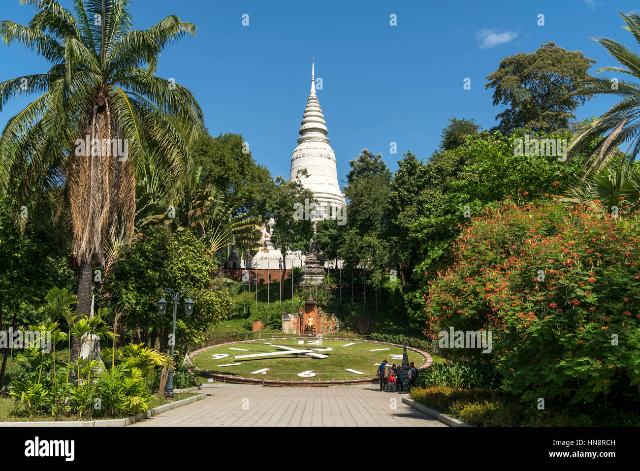 Stupa und Park des Wat Phnom, Phnom Penh, Kambodscha, Asien stupa and