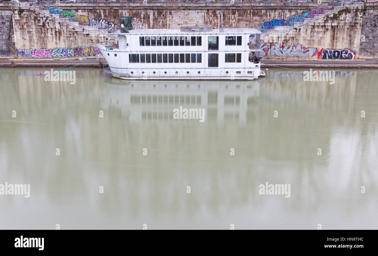 Empty boat hi-res stock photography and images - Alamy