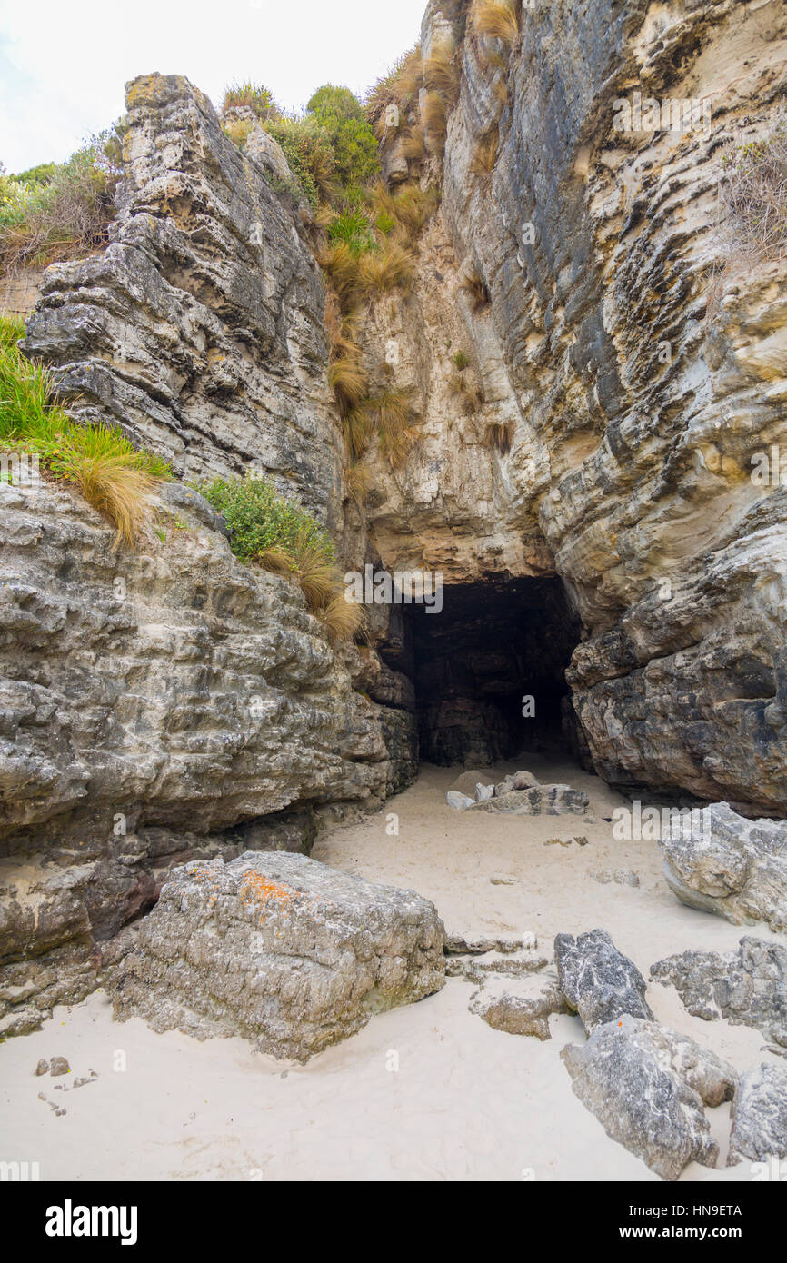 Sea Cave, Murrays Beach, Booderee NP, Jervis Bay, Australia[2000x1333][OC]  : r/EarthPorn