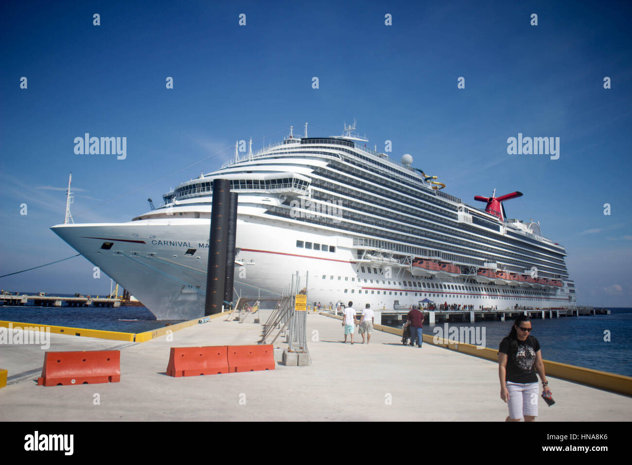 Massive white cruise ship hi-res stock photography and images - Alamy
