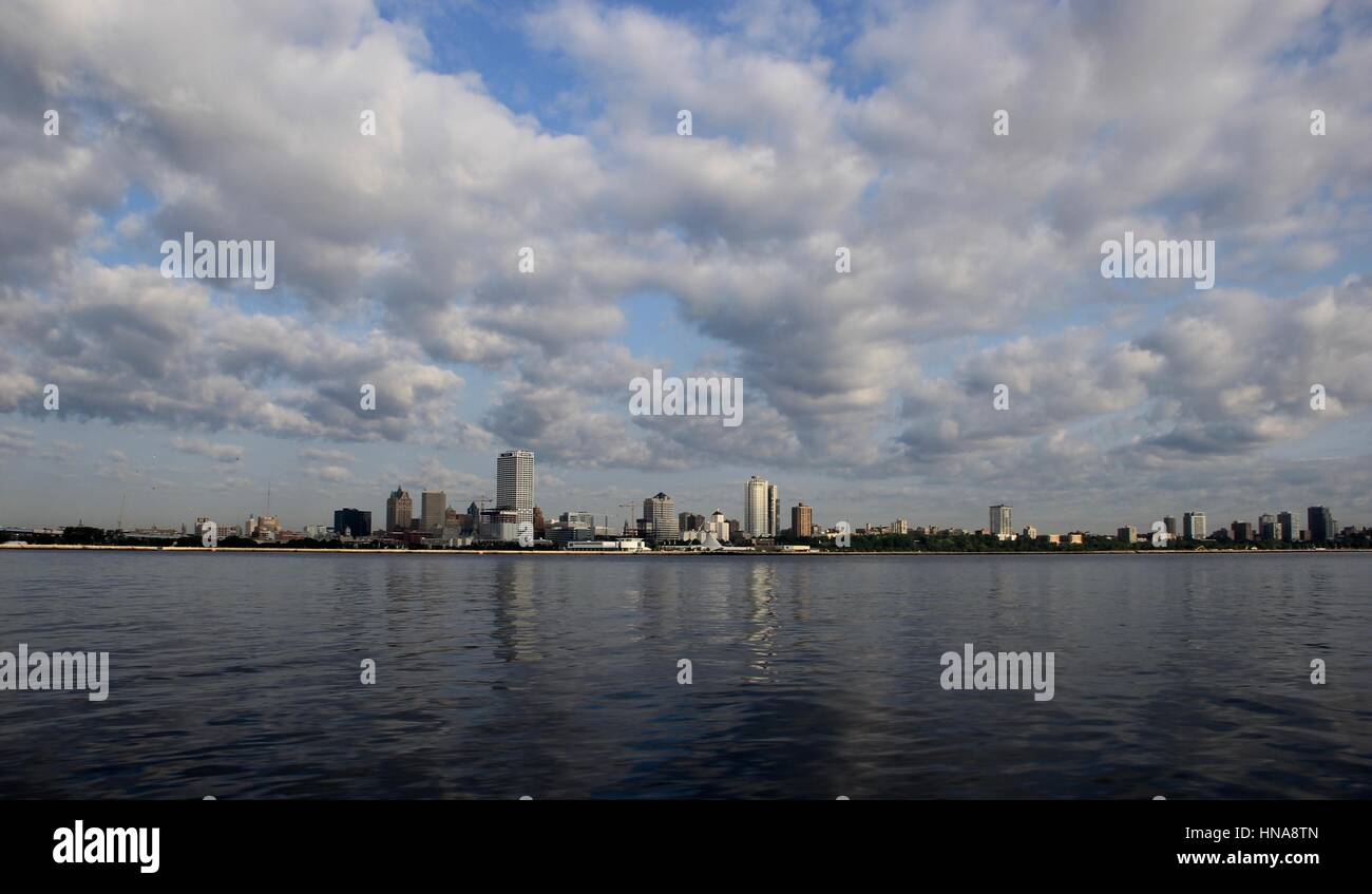 Milwaukee skyline hi-res stock photography and images - Alamy