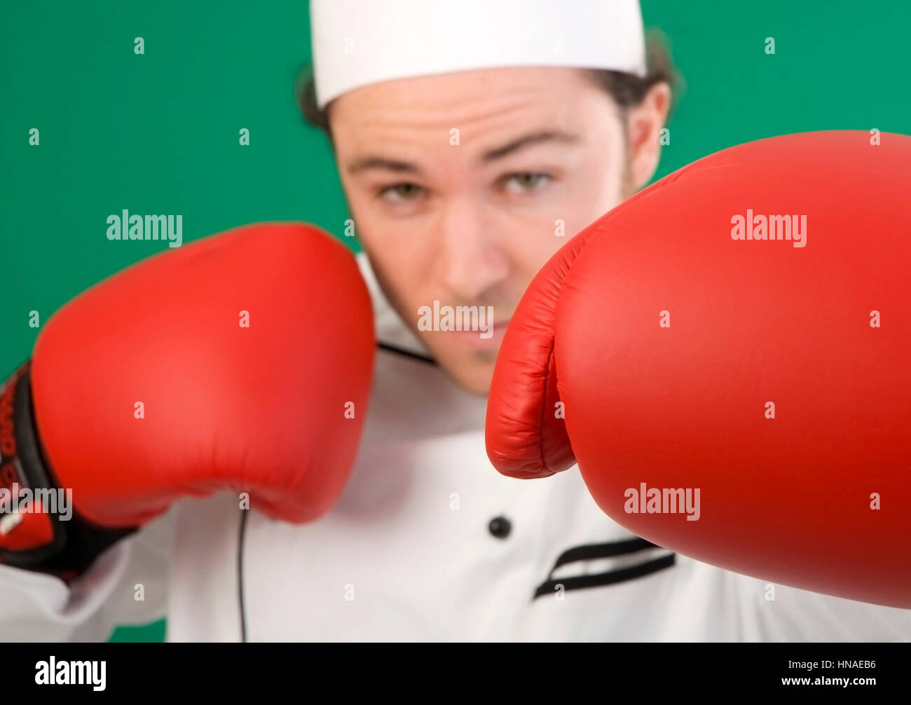 Koch mit Boxhandschuhen - cook with boxing gloves Stock Photo