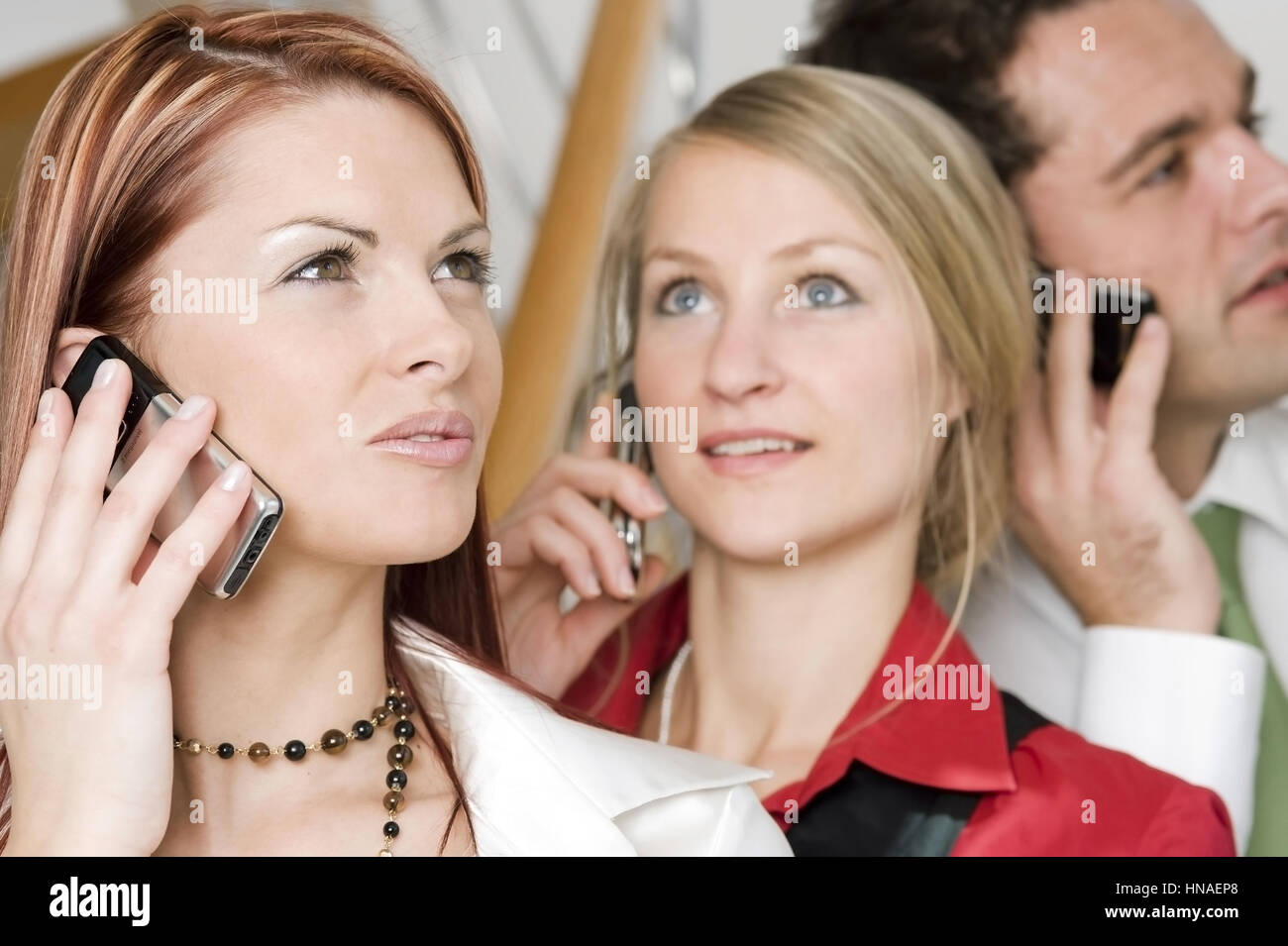 Junge Leute telefonieren mit Handy - young people with mobile phone Stock Photo