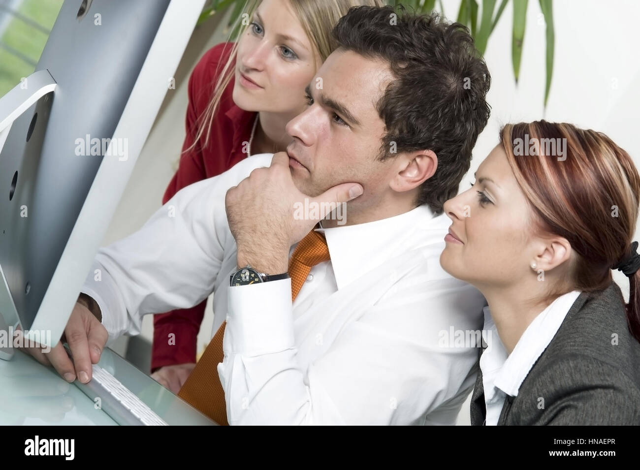 Computerarbeit im Buero - computer work in office Stock Photo - Alamy