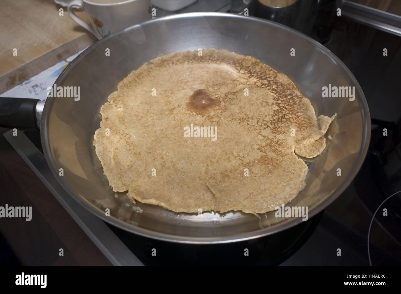 Omelett in der Pfanne zubereiten - cooking pancake Stock Photo - Alamy